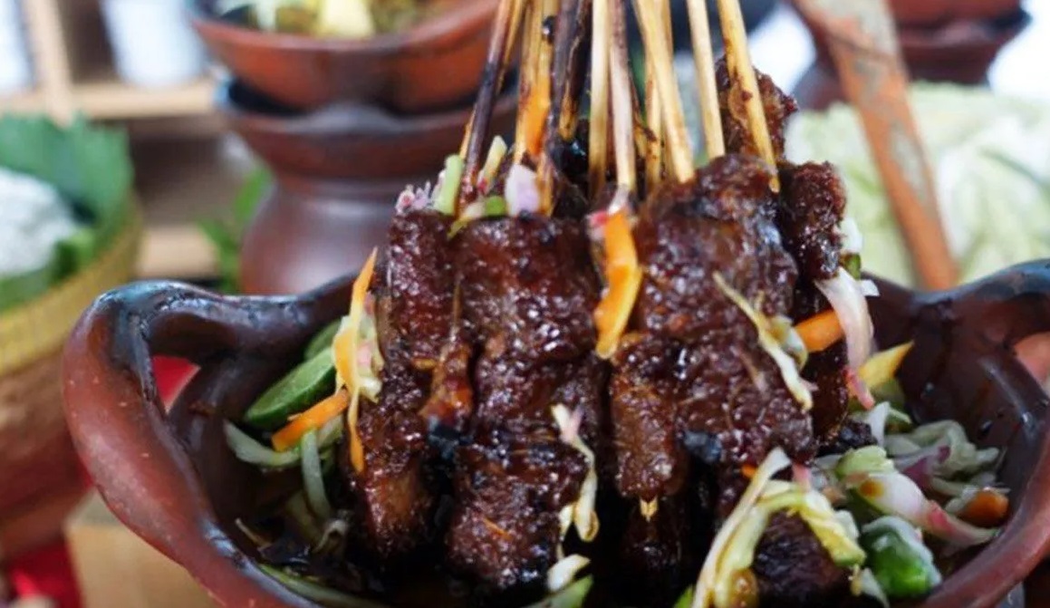 Hidangan olahan daging kurban berupa sate kambing. (Nanien Yuniar)