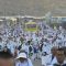 Jamaah haji dari berbagai negara termasuk Indonesia berjalan kaki di samping deretan bus yang tidak bisa bergerak karena terjebak kemacetan di Muzdalifah, Makkah, Arab Saudi, Jumat (6/6/2025).