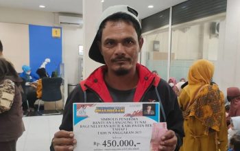 Seorang nelayan asal Kecamatan Muaragembong, Kabupaten Bekasi, Jawa Barat menerima bantuan subsidi upah dari Pemkab Bekasi di Kantor Cabang Pembantu Bank Jabar Banten Sukatani, Selasa. (Pradita Kurniawan Syah)