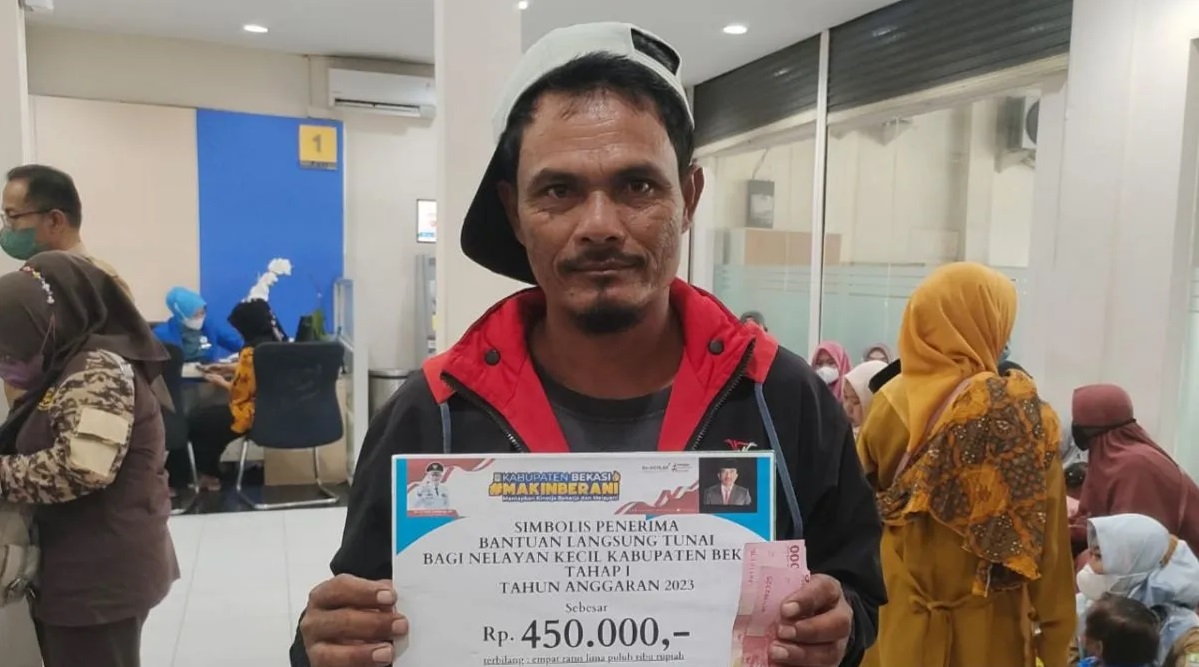 Seorang nelayan asal Kecamatan Muaragembong, Kabupaten Bekasi, Jawa Barat menerima bantuan subsidi upah dari Pemkab Bekasi di Kantor Cabang Pembantu Bank Jabar Banten Sukatani, Selasa. (Pradita Kurniawan Syah)