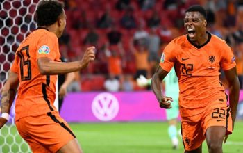 Pemain timnas Belanda Denzel Dumfries merayakan gol bersama rekan setimnya di Johan Cruijff ArenA, Amsterdam, Belanda (17/6/2021). Dumfries mencetak gol kedua saat Belanda mengalahkan Finlandia 2-0 pada kualifikasi Piala Dunia, Minggu (8/6/2025) diri hari WIB. (REUTERS/PIROSCHKA VAN DE WOUW)