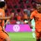 Pemain timnas Belanda Denzel Dumfries merayakan gol bersama rekan setimnya di Johan Cruijff ArenA, Amsterdam, Belanda (17/6/2021). Dumfries mencetak gol kedua saat Belanda mengalahkan Finlandia 2-0 pada kualifikasi Piala Dunia, Minggu (8/6/2025) diri hari WIB. (REUTERS/PIROSCHKA VAN DE WOUW)