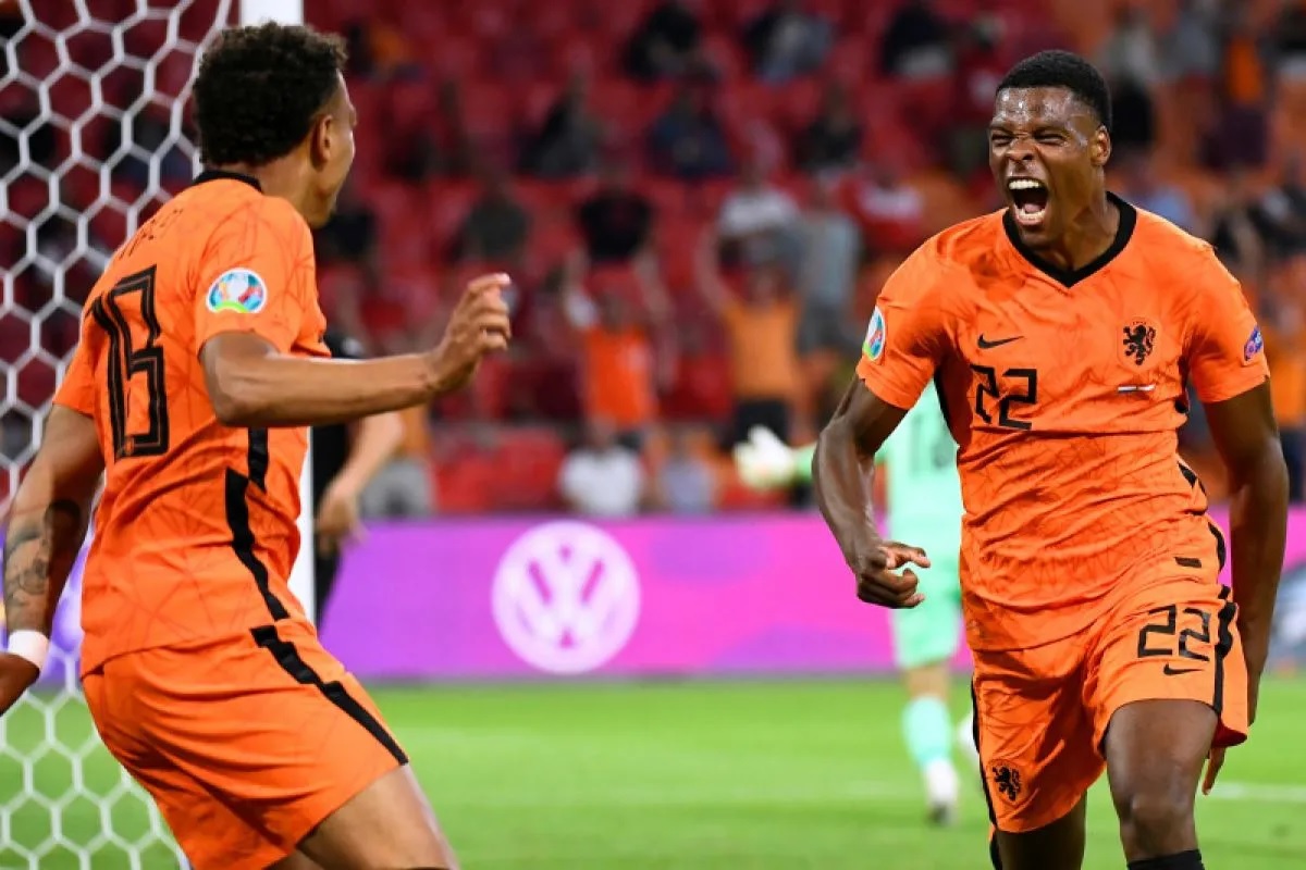 Pemain timnas Belanda Denzel Dumfries merayakan gol bersama rekan setimnya di Johan Cruijff ArenA, Amsterdam, Belanda (17/6/2021). Dumfries mencetak gol kedua saat Belanda mengalahkan Finlandia 2-0 pada kualifikasi Piala Dunia, Minggu (8/6/2025) diri hari WIB. (REUTERS/PIROSCHKA VAN DE WOUW)