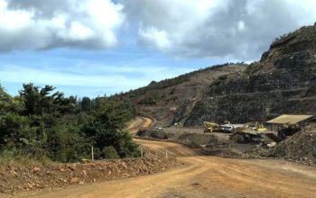 Alat berat pertambangan nikel terparkir sejak PT GAG Nikel menghentikan kegiatan operasionalnya untuk sementara di Pulau Gag, Kabupaten Raja Ampat, Papua Barat Daya, Sabtu (7/6/2025). (Putu Indah Savitri)