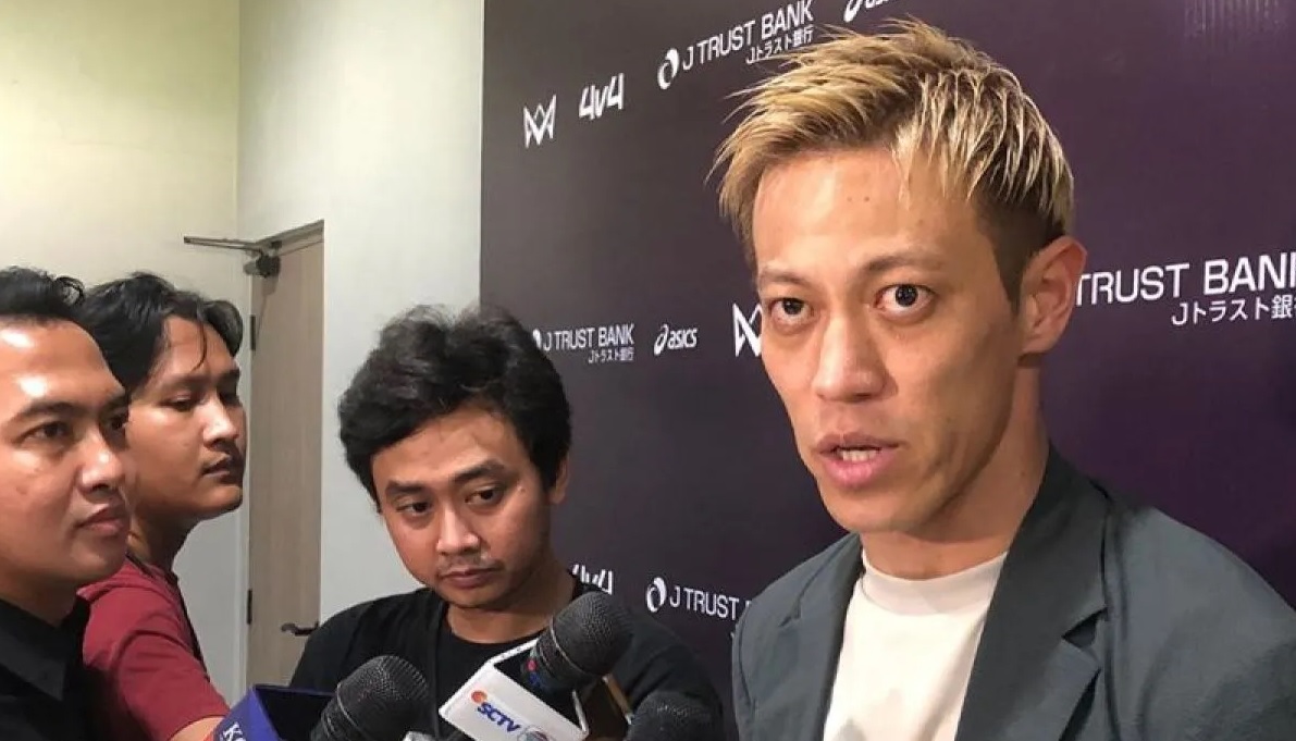 Legenda timnas Jepang Keisuke Honda ketika ditemui awak media di Stadion ASIOP, Jakarta Pusat, Minggu (8/6/2025). (Zaro Ezza Syachniar)