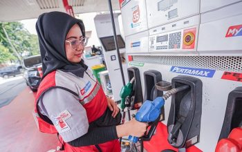 Petugas SPBU Pertamina tengah mengisi BBM ke kendaraan pelanggan. (PT Pertamina Patra Niaga)