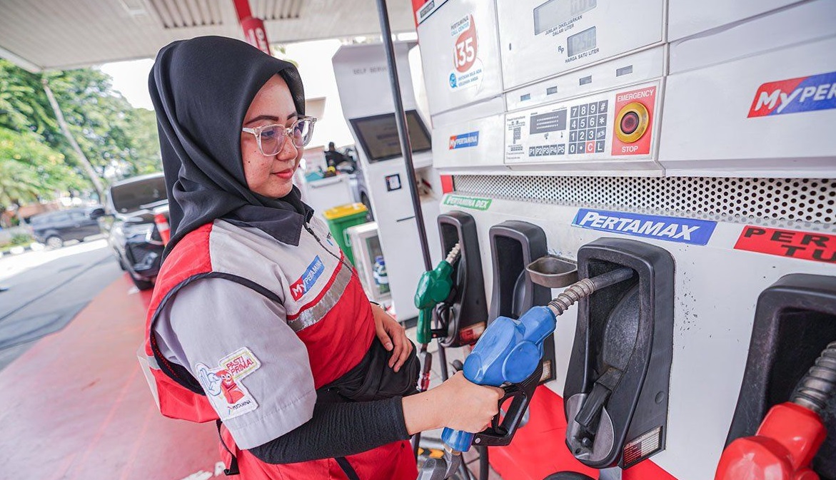 Petugas SPBU Pertamina tengah mengisi BBM ke kendaraan pelanggan. (PT Pertamina Patra Niaga)