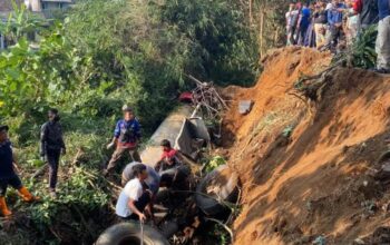 Truk tangki air bersih terjun ke parit di Jalan Raya Cianjur-Sukabumi, Jawa Barat, setelah terlibat tabrakan beruntun dengan sejumlah kendaraan, Senin, 9/6/2025. (Ahmad Fikri)