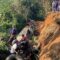 Truk tangki air bersih terjun ke parit di Jalan Raya Cianjur-Sukabumi, Jawa Barat, setelah terlibat tabrakan beruntun dengan sejumlah kendaraan, Senin, 9/6/2025. (Ahmad Fikri)