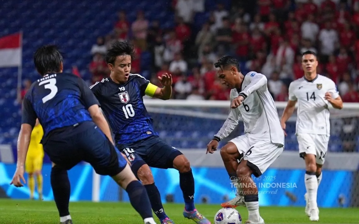 Pemain timnas Indonesia Beckham Putra beraksi pada pertandingan penutup babak kualifikasi Piala Dunia 2026 Grup C melawan timnas Jepang di Stadion Suita, Prefektur Osaka, Selasa (10/6/2025). Laga ini diakhiri dengan kekalahan telak Indonesia dengan skor 0-6. (PSSI)