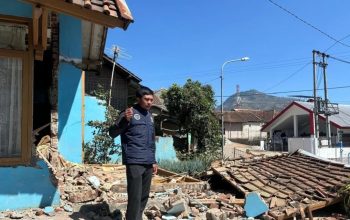 Kondisi salah satu rumah warga yang mengalami kerusakan cukup parah pascagempa di Kabupaten Bandung, Jawa Barat, Minggu (22/9/2024). (Rubby Jovan)