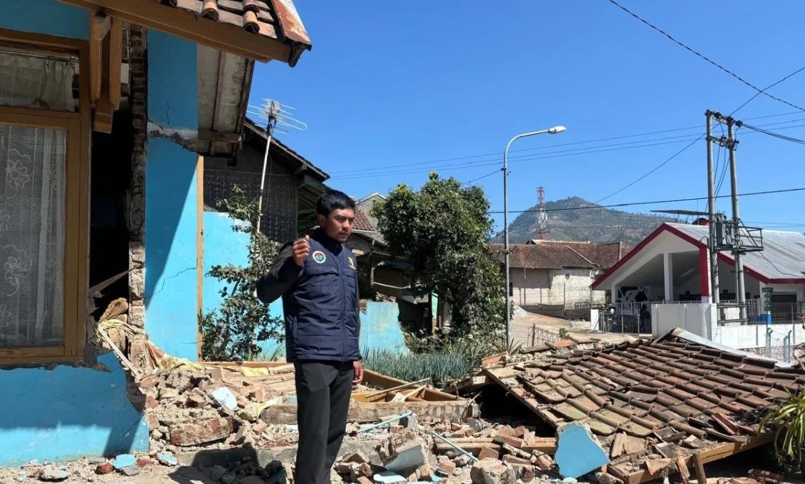 Kondisi salah satu rumah warga yang mengalami kerusakan cukup parah pascagempa di Kabupaten Bandung, Jawa Barat, Minggu (22/9/2024). (Rubby Jovan)