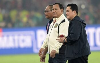 Presiden Prabowo Subianto (tengah) didampingi Ketua Umum PSSI Erick Thohir (kanan) dan Manager Timnas Indonesia Sumarji (kiri) menyapa para pemain usai pertandingan melawan Timnas China pada laga Kualifikasi Piala Dunia 2026 putaran ketiga Grup C di Stadion Utama Gelora Bung Karno, Jakarta, Kamis (5/6/2025).