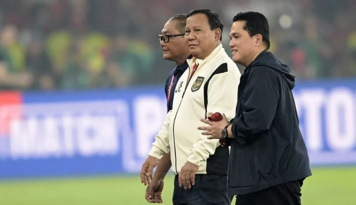 Presiden Prabowo Subianto (tengah) didampingi Ketua Umum PSSI Erick Thohir (kanan) dan Manager Timnas Indonesia Sumarji (kiri) menyapa para pemain usai pertandingan melawan Timnas China pada laga Kualifikasi Piala Dunia 2026 putaran ketiga Grup C di Stadion Utama Gelora Bung Karno, Jakarta, Kamis (5/6/2025).