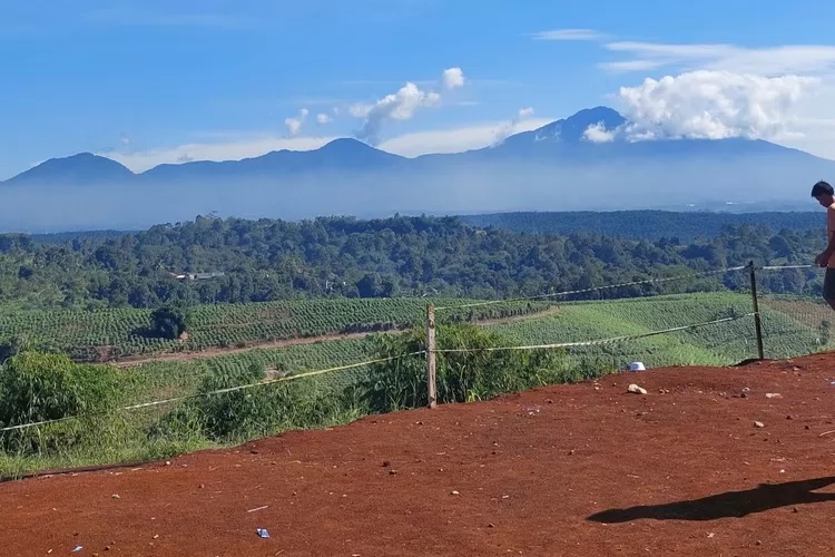 Suasana pembangunan Camping Ground di Desa Tenjojaya, Kecamatan Cibadak, Kabupaten Sukabumi (Dendi/ Radar Sukabumi)