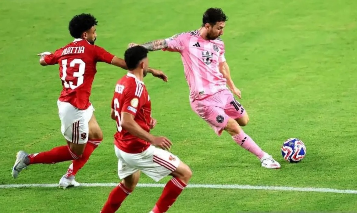 Pemain Inter Miami, Lionel Messi melepaskan tendangan dalam pertandingan Piala Dunia Antarklub 2025 lawan Al Ahly di Hard Rock Stadium, Miami, Minggu (15/6/2025). (HO-FIFA).