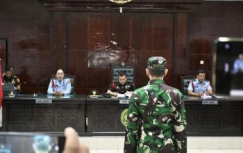 Terdakwa Kelasi Satu Jumran berdiri di hadapan majelis hakim mendengarkan pembacaan vonis hukuman pidana penjara seumur hidup terkait kasus pembunuhan jurnalis Juwita di Pengadilan Militer (Dilmil) I-06 Banjarmasin, Kota Banjarbaru, Kalimantan Selatan, Senin (16/6/2025). 