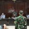 Terdakwa Kelasi Satu Jumran berdiri di hadapan majelis hakim mendengarkan pembacaan vonis hukuman pidana penjara seumur hidup terkait kasus pembunuhan jurnalis Juwita di Pengadilan Militer (Dilmil) I-06 Banjarmasin, Kota Banjarbaru, Kalimantan Selatan, Senin (16/6/2025). 