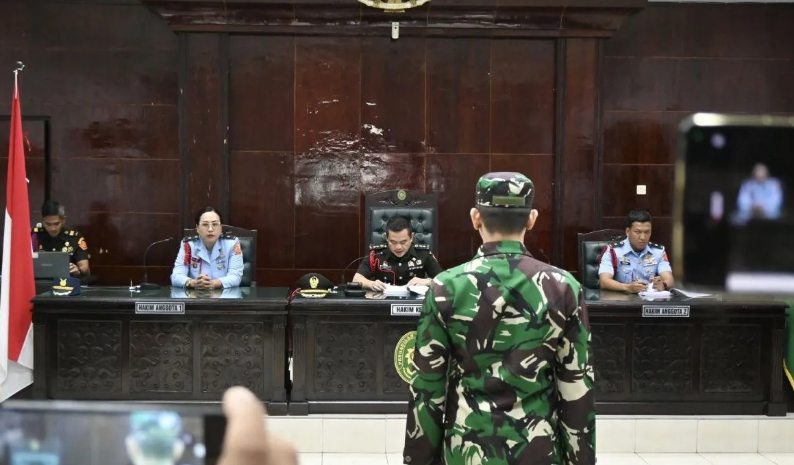 Terdakwa Kelasi Satu Jumran berdiri di hadapan majelis hakim mendengarkan pembacaan vonis hukuman pidana penjara seumur hidup terkait kasus pembunuhan jurnalis Juwita di Pengadilan Militer (Dilmil) I-06 Banjarmasin, Kota Banjarbaru, Kalimantan Selatan, Senin (16/6/2025). 