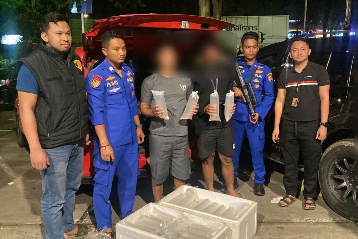 Petugas Direktorat Polair (Ditpolair) Korpolairud Baharkam Polri mengamankan dua pelaku penyelundupan 11.543 BBL di Kabupaten Sukabumi, Jawa Barat. (Divisi Humas Polri)