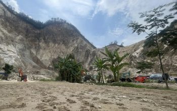 Kondisi area tambang galian C di Gunung Kuda Cirebon, Jawa Barat, Minggu (1/6/2025), usai insiden longsor. (Fathnur Rohman)