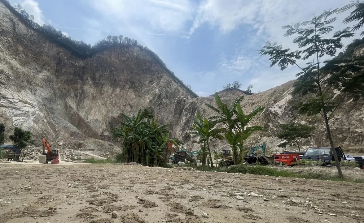 Kondisi area tambang galian C di Gunung Kuda Cirebon, Jawa Barat, Minggu (1/6/2025), usai insiden longsor. (Fathnur Rohman)