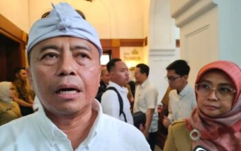 Sekretaris Daerah Provinsi Jawa Barat Herman Suryatman didampingi Kepala Dinas Lingkungan Hidup Jawa Barat Ai Saadiyah Dwindaningsih saat memberikan keterangan di Gedung Sate Bandung, Senin (16/6/2025). (Ricky Prayoga)