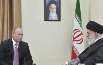 Presiden Rusia Vladimir Putin bertemu dengan Pemimpin Tertinggi Iran Ayatullah Ali Khamenei di Teheran, Iran, 23 November 2015. (Sputnik)