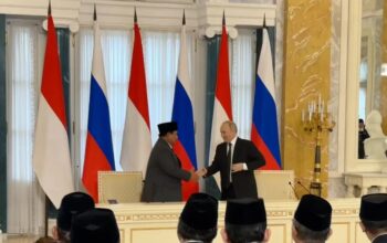 Presiden Prabowo Subianto (kiri) dan Presiden Rusia Vladimir Putin (kanan) berjabat tangan setelah menyampaikan pernyataan bersama dalam rangkaian kunjungan resmi Presiden RI di Istana Konstantinovskiy, St. Petersburg, Rusia, Kamis (19/6/2025). (Genta Tenri Mawangi)