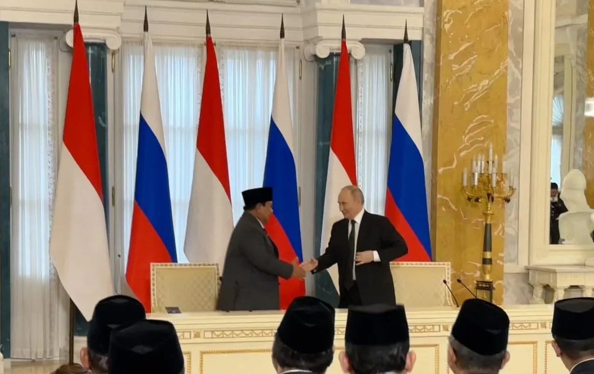 Presiden Prabowo Subianto (kiri) dan Presiden Rusia Vladimir Putin (kanan) berjabat tangan setelah menyampaikan pernyataan bersama dalam rangkaian kunjungan resmi Presiden RI di Istana Konstantinovskiy, St. Petersburg, Rusia, Kamis (19/6/2025). (Genta Tenri Mawangi)