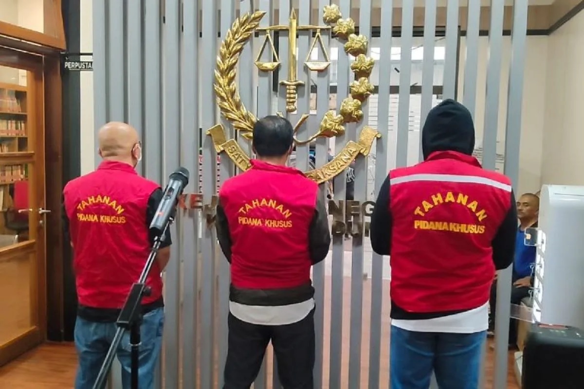 Kejaksaan Negeri (Kejari) Kota Bandung menetapkan dan menahan tiga tersangka yang terdiri dari BT, NW dan RAP, sehubungan dengan dugaan pidana korupsi yang terkait dengan satu BUMD Jawa Barat, PT Migas Utama Jabar (MUJ), Jumat.