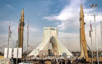 Peluru kendali Sejjil dan Emad dipajang dalam rangka peringkatan 44 tahun revolusi Islam Iran di Teheran pada 11 Februari 2023. Erfan Kouchari/Tasnim News Agency via Wikimedia Commons/pri.