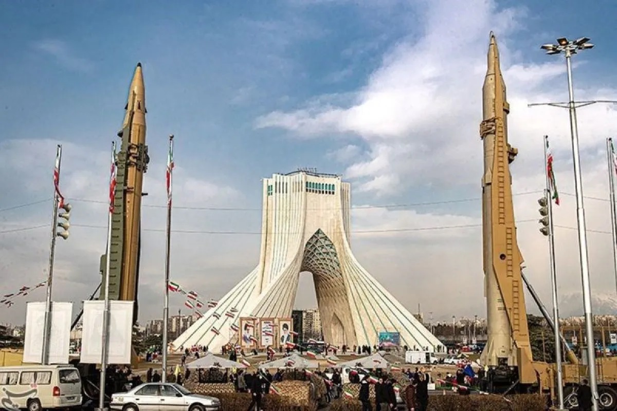 Peluru kendali Sejjil dan Emad dipajang dalam rangka peringkatan 44 tahun revolusi Islam Iran di Teheran pada 11 Februari 2023. Erfan Kouchari/Tasnim News Agency via Wikimedia Commons/pri.
