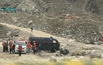 Situasi pencarian dan evakuasi korban longsornya tambang di Gunung Kuda, Kabupaten Cirebon, Minggu (1/6/2025). (Fatnur Rohman)