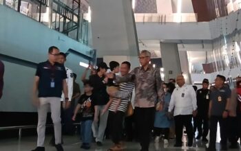 Sejumlah WNI tiba di Bandara Internasional Soekarno-Hatta, Tangerang, Banten setelah dievakuasi dari Iran pascaterjadinya konflik di negara tersebut. (Azmi Samsul Maarif)