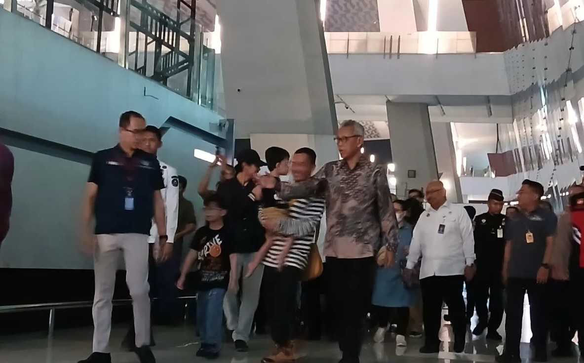 Sejumlah WNI tiba di Bandara Internasional Soekarno-Hatta, Tangerang, Banten setelah dievakuasi dari Iran pascaterjadinya konflik di negara tersebut. (Azmi Samsul Maarif)