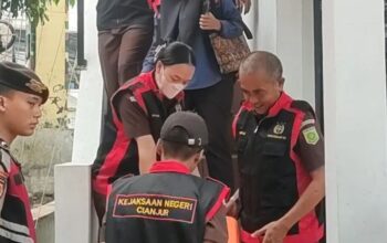 Petugas kejaksaan Negeri Cianjur Jawa Barat saat menyita sejumlah berkas terkait dugaan korupsi pengadaan Penerangan Jalan Umum di Kantor Dinas Perhubungan Cianjur, Senin (23/6/2025).