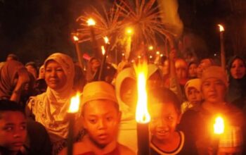 Sejumlah umat Islam di Kota Pasuruan, Jawa Timur, Sabtu (26/11) malam pawai keliling kota dengan membawa obor untuk menyambut tahun Baru 1433 Hijriyah. (Musyawir)