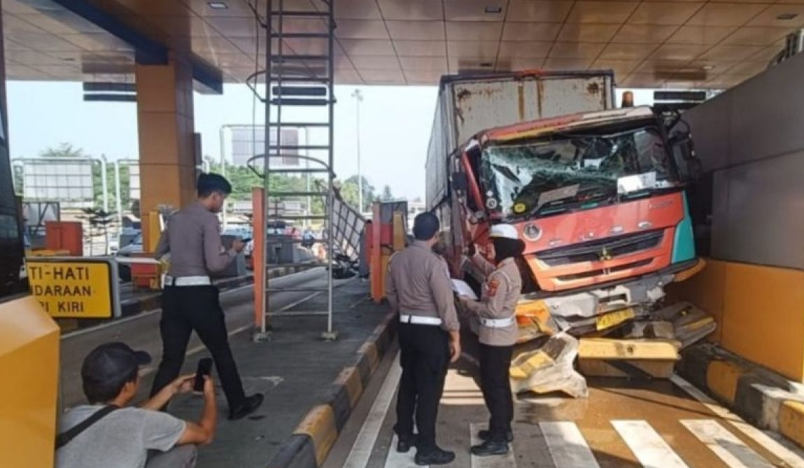 Kanit Gakkum Satlantas Polresta Bogor Kota AKP Santi Marintan saat evakuasi di Gerbang Tol Ciawi 2 Kecamatan Bogor Timur Kota Bogor Jawa Barat, Senin (2/6/2025).