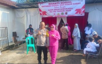 Suasana sunatan massal dalam rangka peringatan Hari Ulang Tahun (HUT) ke-79 Bhayangkara yang digelar oleh Polsek Purabaya, Polres Sukabumi.