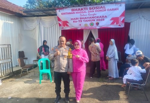 Suasana sunatan massal dalam rangka peringatan Hari Ulang Tahun (HUT) ke-79 Bhayangkara yang digelar oleh Polsek Purabaya, Polres Sukabumi.