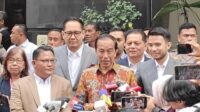 Presiden ke-7 Joko Widodo (tengah) menjawab pertanyaan wartawan di depan Gedung Direktorat Reserse Kriminal Umum Polda Metro Jaya, Jakarta, Rabu (30/4/2025) (Ilham Kausar)
