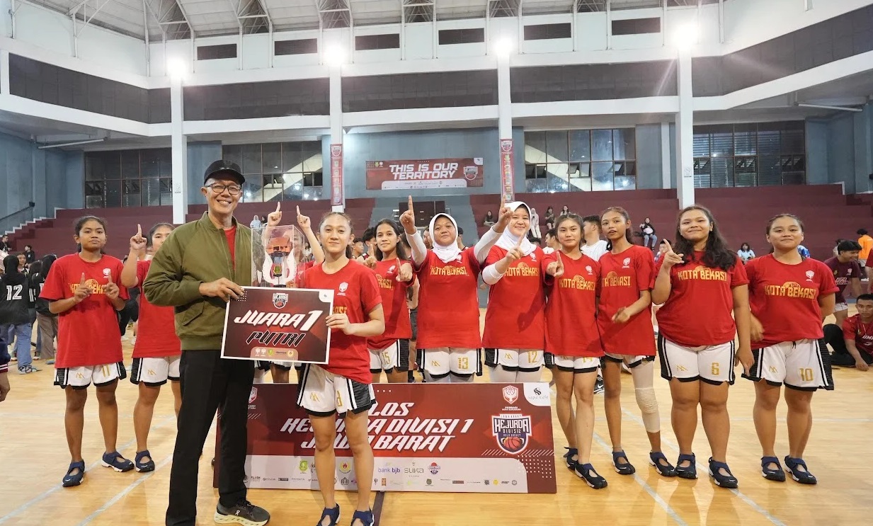 Walikota Sukabumi, H. Ayep Zaki, menghadiri penutupan Kejuaraan Daerah Divisi II Bola Basket di GOR Merdeka Sukabumi, Jumat (27/6) malam.