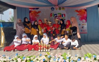 BANGGA: Siswa SDN Cijangkar 1 memamerkan sejumlah piala pada ajang lomba FLS3N tingkat Kecamatan Citamiang Kota Sukabumi. (dok/radarsukabumi)