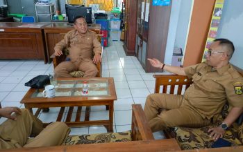 Kepala Dinas Sosial Kabupaten Sukabumi, Wawan Godawan bersama jajaranya saat koordinasi persiapan sekolah rakyat.