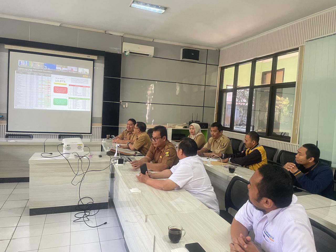 Kabid Pengawasan dan Perindustrian Disdagin Kabupaten Sukabumi, Usep Setiawan bersama jajaranya, saat membahas penanganan inflasi.