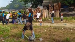 Jelang Syukuran Hari Nelayan, Warga Ujunggenteng Gelar Aksi Bersih Pantai