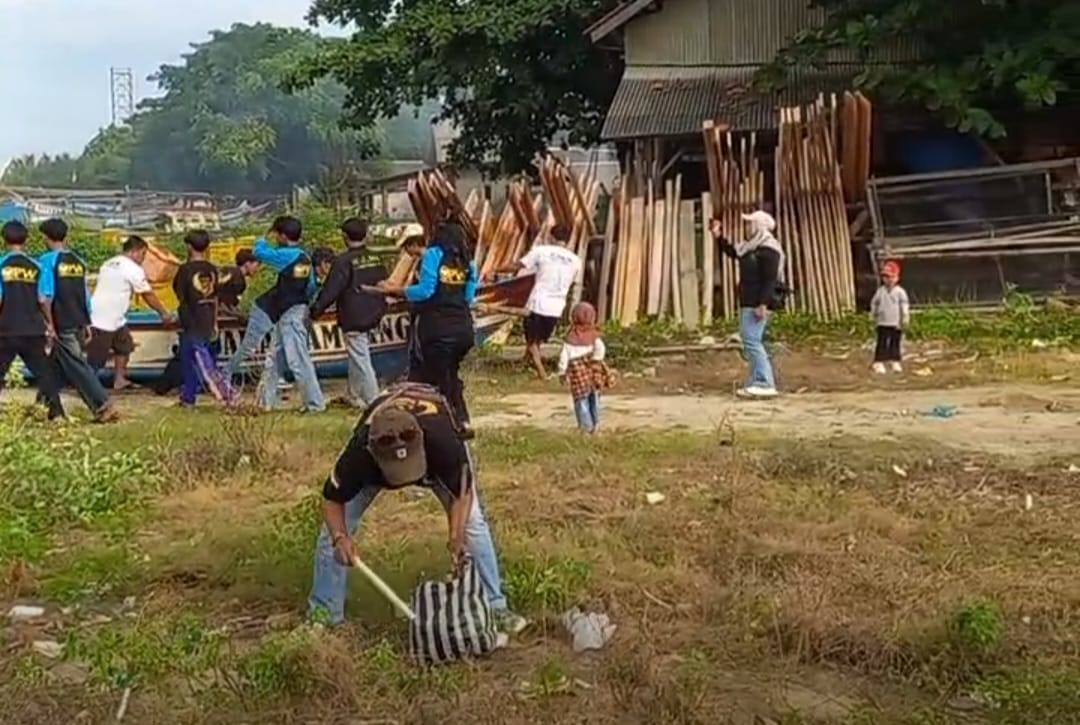 Menjelang perayaan Syukuran Hari Nelayan ke-59, ratusan warga dari berbagai elemen kompak turun ke Pantai Ujunggenteng, Kecamatan Ciracap, Kabupaten