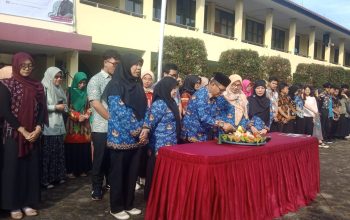 BANGGA: Kepala SMAN 3 Sukabumi Iyep Budiman bersama para guru, dan perwakilan pelajar dan orang tua di acara pemotongan tumpeng sebagai wujud syukur siswanya berhasil lolos PTN. (widi/radarsukabumi)
