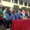 BANGGA: Kepala SMAN 3 Sukabumi Iyep Budiman bersama para guru, dan perwakilan pelajar dan orang tua di acara pemotongan tumpeng sebagai wujud syukur siswanya berhasil lolos PTN. (widi/radarsukabumi)